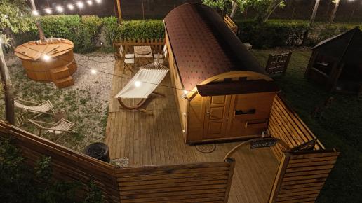 Vista panoramica dall'alto del glamping.