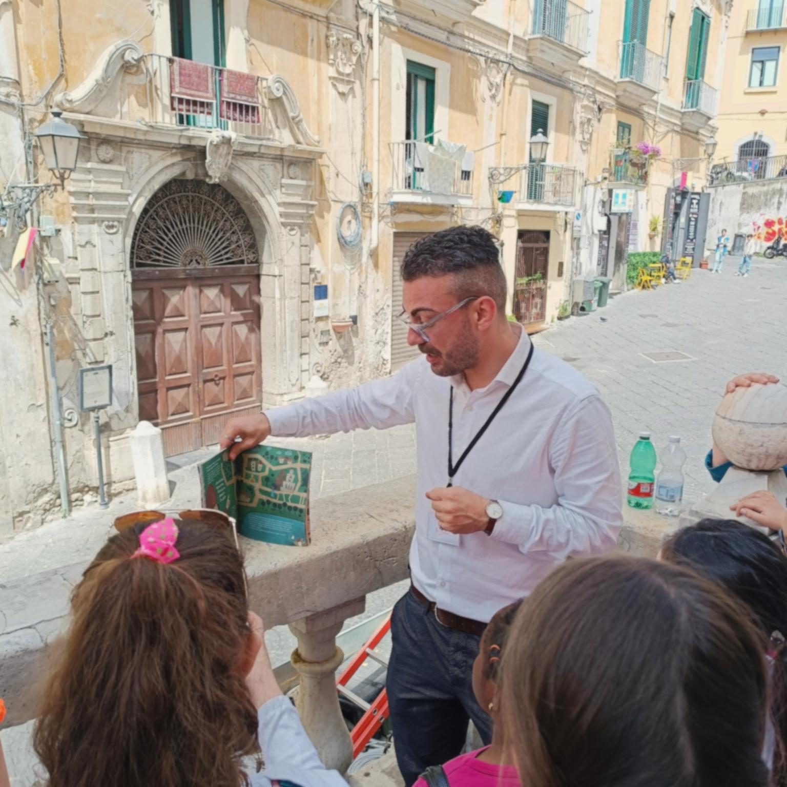 Una guida spiega ai bambini la storia di Trotula e di Salerno.