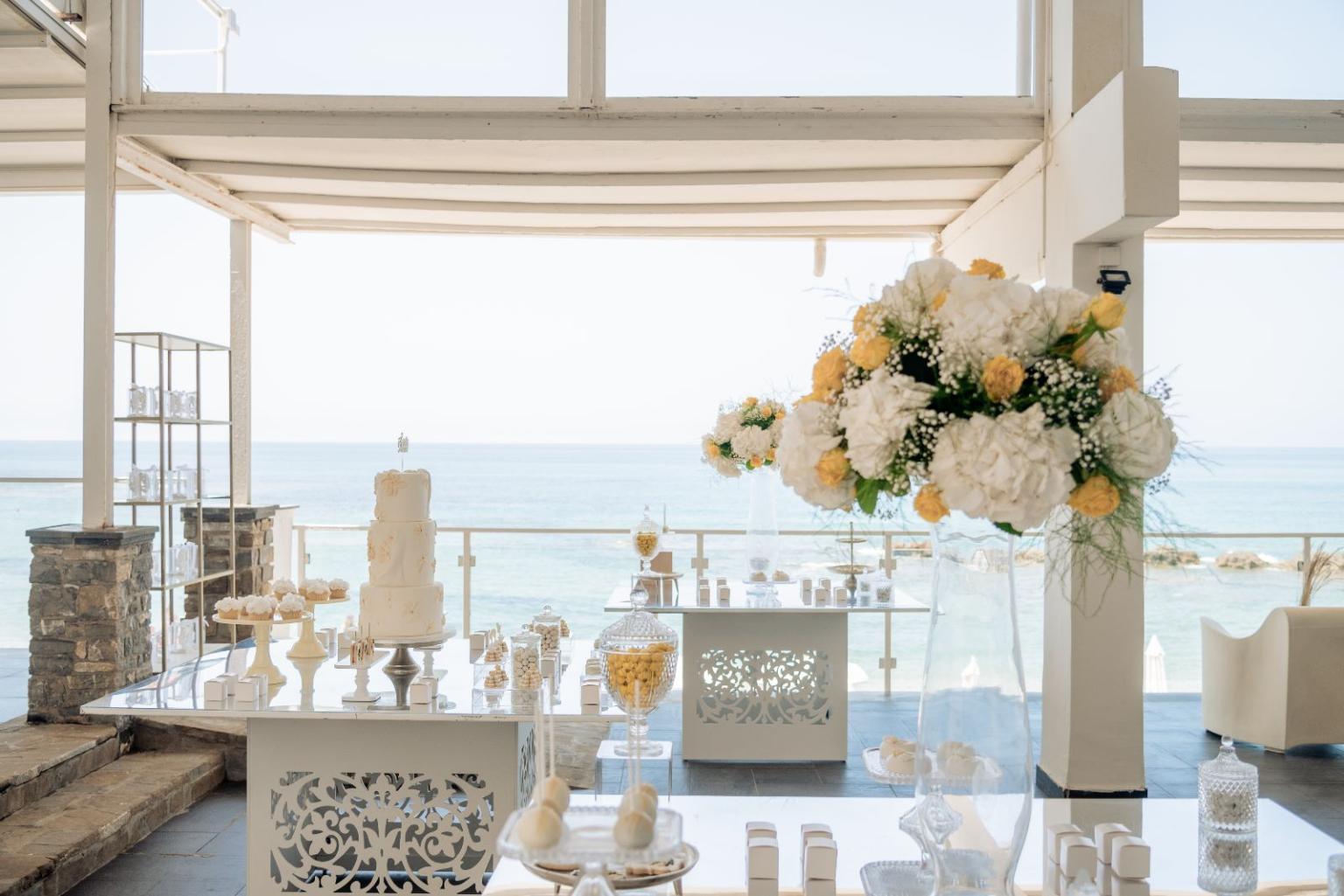 Ricevimento di matrimonio all'aperto sulla spiaggia con allestimento elegante.