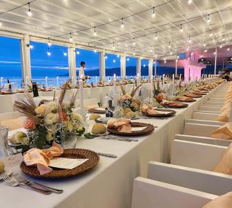 Dettaglio dell'allestimento floreale e decorativo per un matrimonio elegante presso l'hotel.