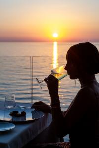 Cena al tramonto vista mare.