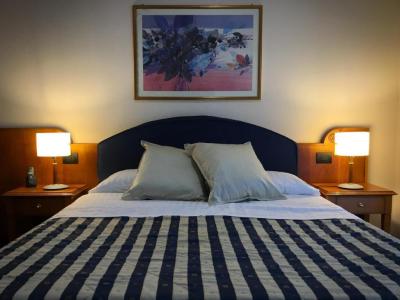Camera da letto matrimoniale con dettagli blu.