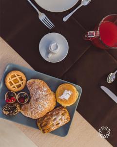 Un petit-déjeuner sucré avec des gâteaux et des produits de boulangerie.