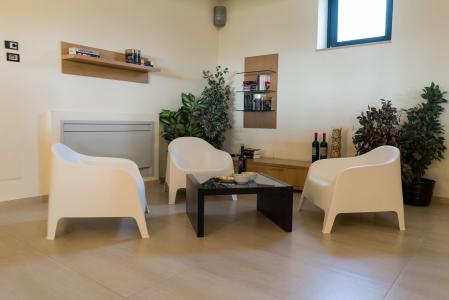 Espace détente intérieur avec une petite table et des chaises.