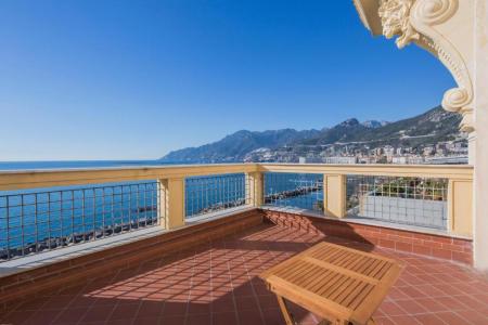 Grande terrasse avec vue sur la mer et la côte amalfitaine.