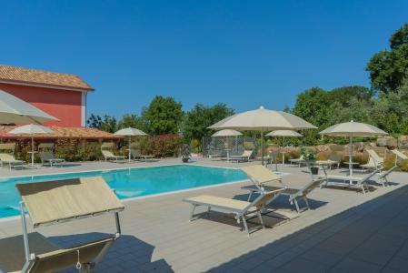 Piscine de l’agritourisme Terra di Vento avec transats et parasols.