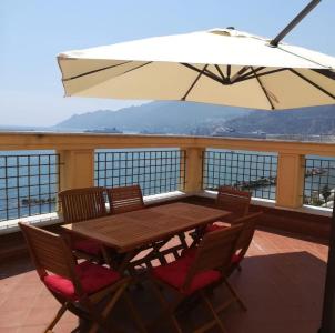 Grande terrasse avec vue sur la mer et la côte amalfitaine.